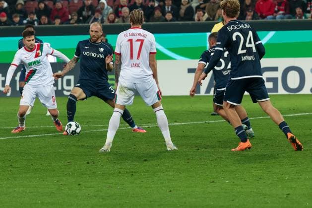 Action between Elvis Rexhbecaj 8 FC Augsburg , left, and Philipp Hofmann 33 VfL Bochum , with Kristijan Jakic 17 FC Augsburg and Mats Pannewig 24 VfL Bochum , watching, FC Augsburg vs VfL Bochum 1848, Football, Men, DFL, DFB Pokal, Season 2025 2026, WWK Arena, Second Round, 28 10 2025 Augsburg Bayern Germany Copyright: xkolbert-press MartinxAgüerax