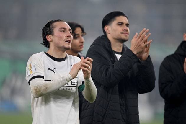 Final cheer, cheer after the end of the match, cheer, jubilation, joy, cheers, Rocco REITZ MG , Kevin DIKS MG Football, DFB Cup, 2nd main round, Borussia Moenchengladbach MG Karlsruher SC KA 3 1 on 28 10 2025 at Borussiapark Moenchengladbach Germany DFL regulations prohibit any use of photographs as image sequences and or quasi video Â