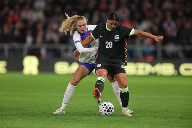 Esme Morgan of England and Samantha Kerr of Australia England Women v Australia Women, International Friendly, Länderspiel, Nationalmannschaft Football, Pride Park, Derby, UK - 28 Oct 2025Derby Pride Park United Kingdom EDITORIAL USE ONLY No use with unauthorised audio, video, data, fixture lists, club league logos or live services. Online in-match use limited to 120 images, no video emulation. No use in betting, games or single club league player publications. Copyright: xRyanxBrowne Shutterstockx 15623658cj