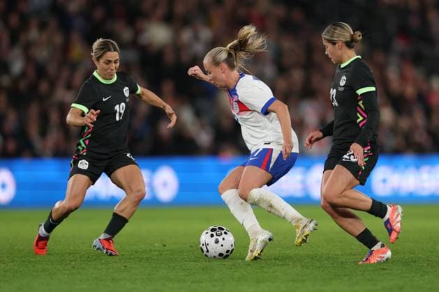 Katrina Gorry of Australia, Beth Mead of England and Kyra Cooney-Cross of Australia England Women v Australia Women, International Friendly, Länderspiel, Nationalmannschaft Football, Pride Park, Derby, UK - 28 Oct 2025Derby Pride Park United Kingdom EDITORIAL USE ONLY No use with unauthorised audio, video, data, fixture lists, club league logos or live services. Online in-match use limited to 120 images, no video emulation. No use in betting, games or single club league player publications. Copyright: xRyanxBrowne Shutterstockx 15623658cu