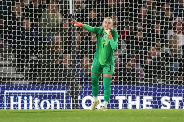 Hannah Hampton of England England Women v Australia Women, International Friendly, Länderspiel, Nationalmannschaft Football, Pride Park, Derby, UK - 28 Oct 2025Derby Pride Park United Kingdom EDITORIAL USE ONLY No use with unauthorised audio, video, data, fixture lists, club league logos or live services. Online in-match use limited to 120 images, no video emulation. No use in betting, games or single club league player publications. Copyright: xRyanxBrowne Shutterstockx 15623658dl