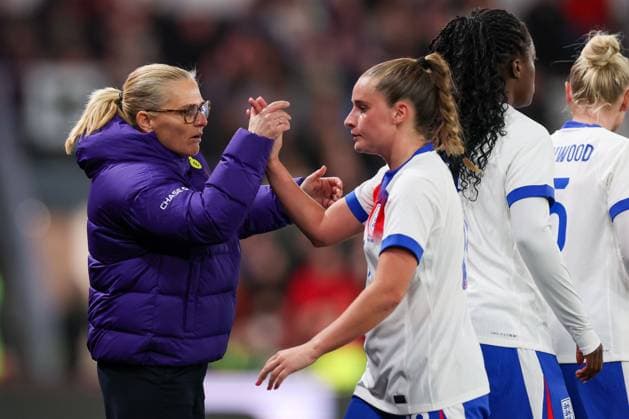 Sarina Wiegman coach of England and Ella Toone of England England Women v Australia Women, International Friendly, Länderspiel, Nationalmannschaft Football, Pride Park, Derby, UK - 28 Oct 2025Derby Pride Park United Kingdom EDITORIAL USE ONLY No use with unauthorised audio, video, data, fixture lists, club league logos or live services. Online in-match use limited to 120 images, no video emulation. No use in betting, games or single club league player publications. Copyright: xRyanxBrowne Shutterstockx 15623658dy