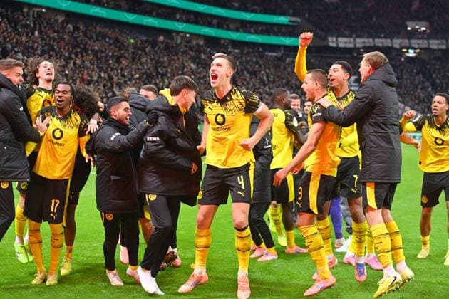 Final cheer Fabio SILVA Borussia Dortmund ,Carney CHUKWUEMEKA Borussia Dortmund ,Nico SCHLOTTERBECK Borussia Dortmund ,Waldemar ANTON Borussia Dortmund , Jobe BELLINGHAM Borussia Dortmund , Maximilian BEIER Borussia Dortmund , Cheering,Joy,Enthusiasm,Action,Soccer DFB Pokal , 2 Runde Eintracht Frankfurt Borussia Dortmund 2 4 i E am 28 10 2025 , DEUTSCHE BANK PARK Saison 2025 2026,