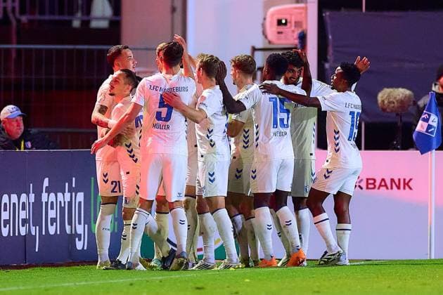 1 FC Magdeburg team delighted with Marcus Mathisens goal to make it 0 2 1 FC Magdeburg, 16 GER, FV Illertissen 1921 e V vs 1 FC Magdeburg, Football, Mens DFB Cup, 2nd round, 2025 2026 season, 29 10 2025 GER, FV Illertissen 1921 e V vs 1 FC Magdeburg, Football, Mens DFB Cup, 2nd round, 2025 2026 season, 29 10 2025 Illertissen Copyright: xEibner-Pressefoto GeraldxOelze-dexStoppanyx EP_ODS
