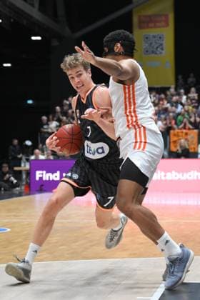 Mohamed Diakite ratiopharm ulm left and Kevin Yebo NINERS Chemnitz right GER, NINERS Chemnitz vs ratiopharm ulm, Basketball, BKT EuroCup, Matchday 5, Season 2025 2026, 29 10 2025 GER, NINERS Chemnitz vs ratiopharm ulm, Basketball, BKT EuroCup, Matchday 5, Season 2025 2026, 29 10 2025 Chemnitz Copyright: xEibner-Pressefoto BertxHarzerx EP_BHR