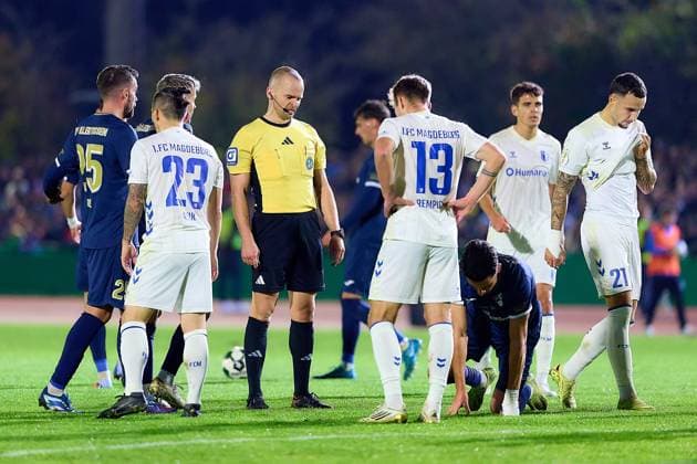 Referee Patrick Schwengers has awarded a free kick for Illertissen GER, FV Illertissen 1921 e V vs 1 FC Magdeburg, Football, Mens DFB Cup, 2nd round, 2025 2026 season, 29 10 2025 GER, FV Illertissen 1921 e V vs 1 FC Magdeburg, Football, Mens DFB Cup, 2nd round, 2025 2026 season, 29 10 2025 Illertissen Copyright: xEibner-Pressefoto GeraldxOelze-dexStoppanyx EP_ODS