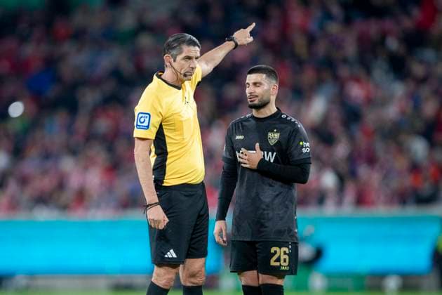GER, Mainz, Soccer, DFB Cup, 2nd main round, FSV Mainz 05 vs VFB Stuttgart in the picture f l Deniz Aytekin referee ,with finger pointing, Deniz Undav VFB Stuttgart 26 , talking to him 29 10 2025, MEWA Arena Mainz DFB REGULATIONS PROHIBIT ANY USE OF PHOTOGRAPHS AS IMAGE SEQUENCES AND OR QUASI VIDEO, Copyright: HMBxMedia PaulxFritz