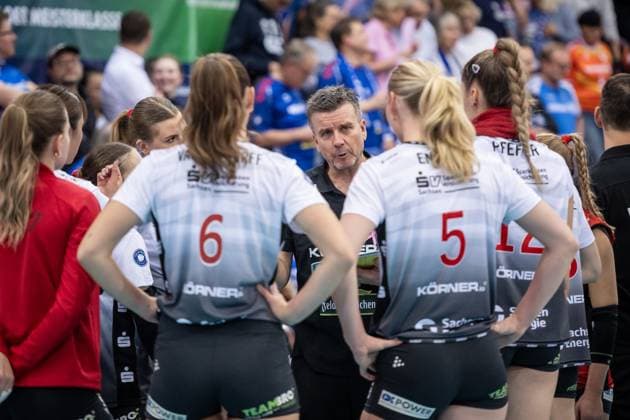 Alexander Waibl Coach Dresdner SC Address to the team, time-out GER, Allianz MTV Stuttgart Dresdner SC, Volleyball Bundesliga, VBL, 2025 2026 season, 29 10 2025 GER, Allianz MTV Stuttgart Dresdner SC, Volleyball Bundesliga, VBL, 2025 2026 season, 29 10 2025 Stuttgart Copyright: xSandyxDinkelackerx EP_SDR