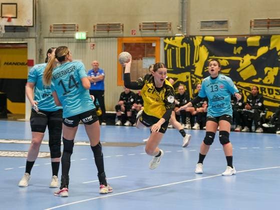 Kaja Kamp Nielsen Borussia Dortmund, 21 is fouled on a jump shot by Giulia Guarieiro Thueringer HC, 13 Borussia Dortmund vs Thueringer HC, Handball, 1 Bundesliga Women, Matchday 7, Season 2025 2026, 29 10 2025 Borussia Dortmund vs Thueringer HC, Handball, 1 Bundesliga Women, Matchday 7, Season 2025 2026, 29 10 2025 Dortmund Copyright: xEibner-Pressefoto DamianxKruczynx EP_DKI