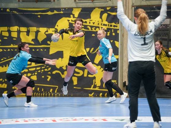 Alina Grijseels Borussia Dortmund, 04 in jump shot against Christina Lovgren Hallberg Thueringer HC, 01 Borussia Dortmund vs Thueringer HC, Handball, 1 Bundesliga Women, Matchday 7, Season 2025 2026, 29 10 2025 Borussia Dortmund vs Thueringer HC, Handball, 1 Bundesliga Women, Matchday 7, Season 2025 2026, 29 10 2025 Dortmund Copyright: xEibner-Pressefoto DamianxKruczynx EP_DKI