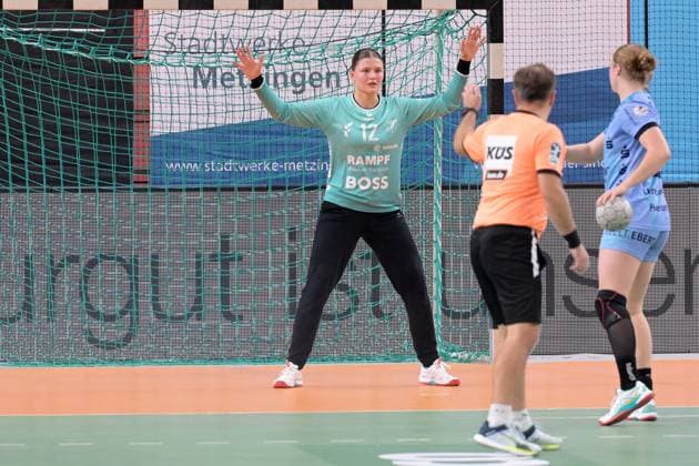 Marie Kristin Weiss TusSies Metzingen, 12 in goal against Nina Engel HSG Bensheim Auerbach, 06 TusSies Metzingen vs HSG Bensheim Auerbach, handball, Alsco HBF, 5 league matchday, 2025 2026 season, 29 10 2025 TusSies Metzingen vs HSG Bensheim Auerbach, handball, Alsco HBF, 5 league matchday, 2025 2026 season, 29 10 2025 Tuebingen Copyright: xEibner-Pressefoto TobiasxBaurx EP_TBR