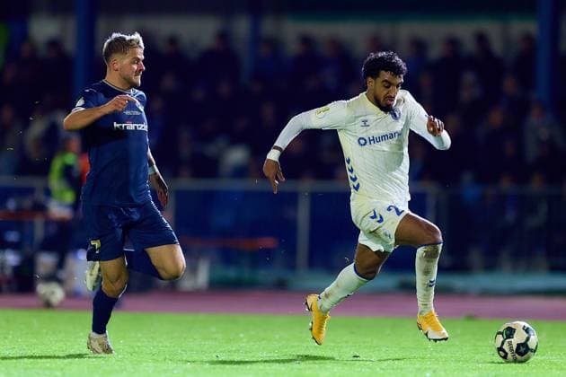 Rayan Ghrieb 1 FC Magdeburg, 29 laeuft Yannick Glessing FV Illertissen, 07 davon GER, FV Illertissen 1921 e V vs 1 FC Magdeburg, Football, Mens DFB Cup, 2nd round, 2025 2026 season, 29 10 2025 GER, FV Illertissen 1921 e V vs 1 FC Magdeburg, Football, Mens DFB Cup, 2nd round, 2025 2026 season, 29 10 2025 Illertissen Copyright: xEibner-Pressefoto GeraldxOelze-dexStoppanyx EP_ODS