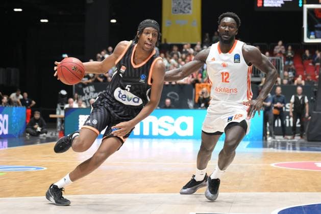 duel between Mohamed Diakite ratiopharm ulm left and Amadou Sow NINERS Chemnitz right GER, NINERS Chemnitz vs ratiopharm ulm, Basketball, BKT EuroCup, Matchday 5, Season 2025 2026, 29 10 2025 GER, NINERS Chemnitz vs ratiopharm ulm, Basketball, BKT EuroCup, Matchday 5, Season 2025 2026, 29 10 2025 Chemnitz Copyright: xEibner-Pressefoto BertxHarzerx EP_BHR