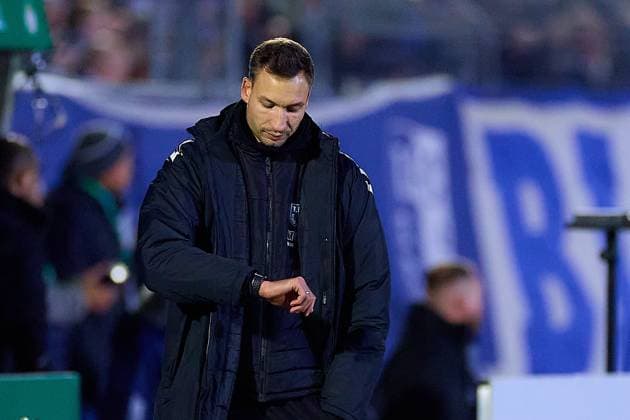 Portrait, Portraet, Cropped image of Silvio Bankert 1 FC Magdeburg, Co Trainer looking at the clock GER, FV Illertissen 1921 e V vs 1 FC Magdeburg, Football, Mens DFB Cup, 2nd round, Season 2025 2026, 29 10 2025 GER, FV Illertissen 1921 e V vs 1 FC Magdeburg, Football, Mens DFB Cup, 2nd round, Season 2025 2026, 29 10 2025 Illertissen Copyright: xEibner-Pressefoto GeraldxOelze-dexStoppanyx EP_ODS