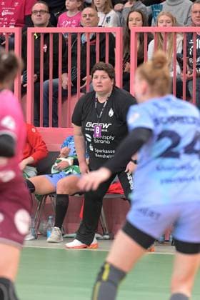 Ilka Fickinger HSG Bensheim Auerbach, Coach TusSies Metzingen vs HSG Bensheim Auerbach, Handball, Alsco HBF, 5 League Matchday, Season 2025 2026, 29 10 2025 TusSies Metzingen vs HSG Bensheim Auerbach, Handball, Alsco HBF, 5 League Matchday, Season 2025 2026, 29 10 2025 Tuebingen Copyright: xEibner-Pressefoto TobiasxBaurx EP_TBR