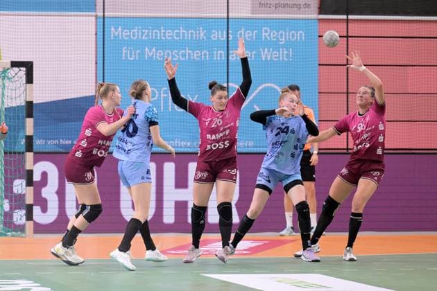Naina Klein TusSies Metzingen, 09 , Svenja Huebner TusSies Metzingen, 26 and Carolin Huebner TusSies Metzingen, 56 against Matilda Ehlert HSG Bensheim Auerbach, 10 and Meike Schmelzer HSG Bensheim Auerbach, 24 TusSies Metzingen vs HSG Bensheim Auerbach, Handball, Alsco HBF, 5 League Matchday, Season 2025 2026, 29 10 2025 TusSies Metzingen vs HSG Bensheim Auerbach, Handball, Alsco HBF, 5 League Matchday, Season 2025 2026, 29 10 2025 Tuebingen Copyright: xEibner-Pressefoto TobiasxBaurx EP_TBR