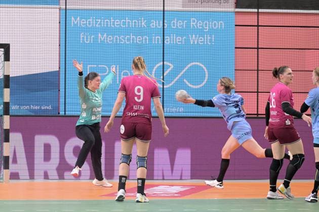 Marie Kristin Weiss TusSies Metzingen, 12 in goal against Amelie Berger HSG Bensheim Auerbach, 03 TusSies Metzingen vs HSG Bensheim Auerbach, Handball, Alsco HBF, 5 League Matchday, Season 2025 2026, 29 10 2025 TusSies Metzingen vs HSG Bensheim Auerbach, Handball, Alsco HBF, 5 League Matchday, Season 2025 2026, 29 10 2025 Tuebingen Copyright: xEibner-Pressefoto TobiasxBaurx EP_TBR