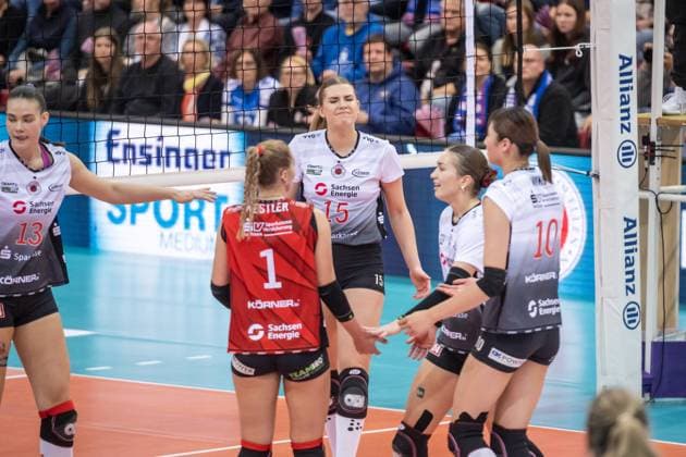 Marta Kamelija Levinska Dresdner SC, 15 and team, Disappointed faces at the Dresdner SC team GER, Allianz MTV Stuttgart Dresdner SC, Volleyball Bundesliga, VBL, 2025 2026 season, 29 10 2025 GER, Allianz MTV Stuttgart Dresdner SC, Volleyball Bundesliga, VBL, 2025 2026 season, 29 10 2025 Stuttgart Copyright: xSandyxDinkelackerx EP_SDR