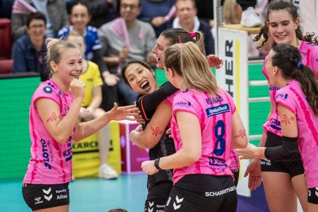Yurika Bamba Allianz MTV Stuttgart, 04 with team Cheering with team after home win against DSC GER, Allianz MTV Stuttgart Dresdner SC, Volleyball Bundesliga, VBL, Season 2025 2026, 29 10 2025 GER, Allianz MTV Stuttgart Dresdner SC, Volleyball Bundesliga, VBL, Season 2025 2026, 29 10 2025 Stuttgart Copyright: xSandyxDinkelackerx EP_SDR