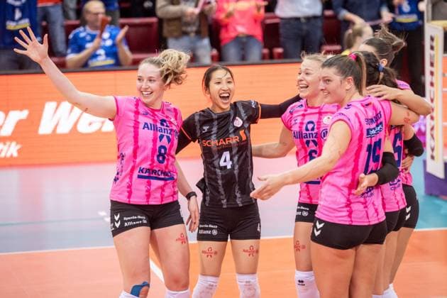 Eleanor Holthaus Allianz MTV Stuttgart, 08 and Yurika Bamba Allianz MTV Stuttgart, 04 with team Cheering with team after home win against DSC GER, Allianz MTV Stuttgart Dresdner SC, Volleyball Bundesliga, VBL, Spielzeit 2025 2026, 29 10 2025 GER, Allianz MTV Stuttgart Dresdner SC, Volleyball Bundesliga, VBL, Spielzeit 2025 2026, 29 10 2025 Stuttgart Copyright: xSandyxDinkelackerx EP_SDR