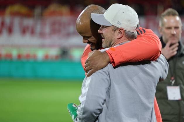 GER, DFB Pokal, 2 Runde, 1 FC Koeln vs FC Bayern Muenchen 29 10 2025, Rheinenergiestadion, , Koeln, GER, DFB Pokal, 2 Runde, 1 FC Koeln vs FC Bayern Muenchen, im Bild Vincent Kompany Trainer Headcoach Bayern Muenchen , und Lukasz Kwasniok Trainer Headcoach 1 FC Koeln , begrüßen sich sehr herzlich nordphotoxGmbHx xMeuter nph00351