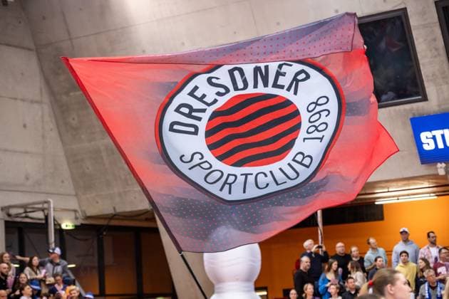 Flag with Dresdner SC logo flies in the Scharrena GER, Allianz MTV Stuttgart Dresdner SC, Volleyball Bundesliga, VBL, 2025 2026 season, 29 10 2025 GER, Allianz MTV Stuttgart Dresdner SC, Volleyball Bundesliga, VBL, 2025 2026 season, 29 10 2025 Stuttgart Copyright: xSandyxDinkelackerx EP_SDR