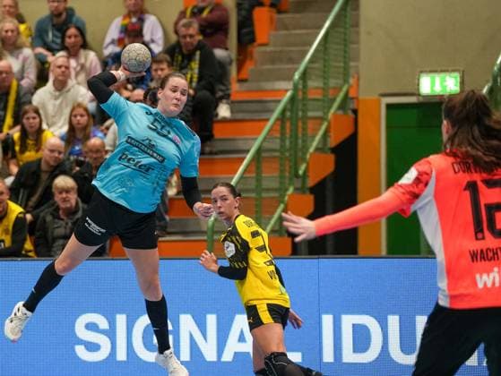 Csenge Kuczora Thueringer HC, 59 on throw against Sarah Wachter Borussia Dortmund, 12 Borussia Dortmund vs Thueringer HC, Handball, 1 Bundesliga Women, Matchday 7, Season 2025 2026, 29 10 2025 Borussia Dortmund vs Thueringer HC, Handball, 1 Bundesliga Women, Matchday 7, Season 2025 2026, 29 10 2025 Dortmund Copyright: xEibner-Pressefoto DamianxKruczynx EP_DKI