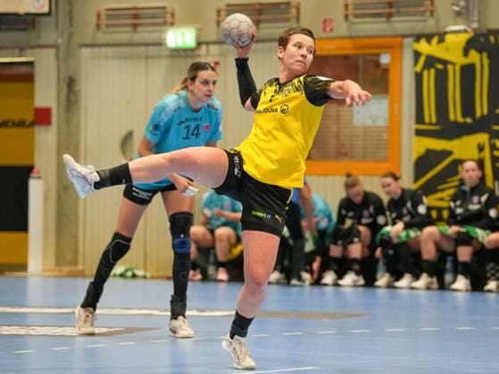 Alina Grijseels Borussia Dortmund, 04 taking a seven-meter penalty in the background Anika Niederwieser Thueringer HC, 14 Borussia Dortmund vs Thueringer HC, Handball, 1 Bundesliga Women, Matchday 7, Season 2025 2026, 29 10 2025 Borussia Dortmund vs Thueringer HC, Handball, 1 Bundesliga Women, Matchday 7, Season 2025 2026, 29 10 2025 Dortmund Copyright: xEibner-Pressefoto DamianxKruczynx EP_DKI