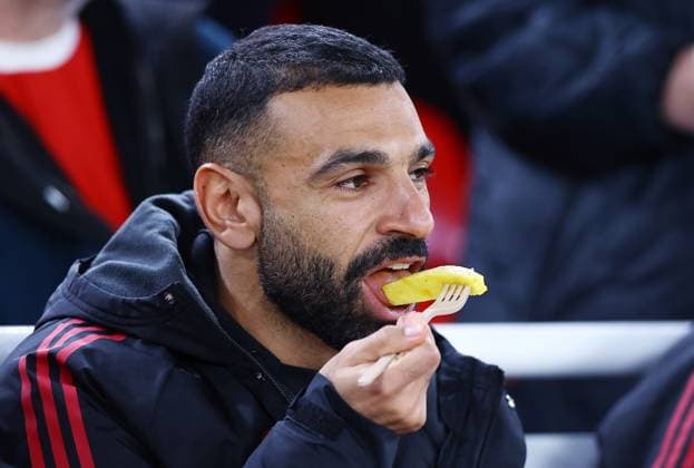 Mohamed Salah of Liverpool eats pineapple Liverpool v Crystal Palace, EFL Carabao Cup, Fourth Round, Football, Anfield, Liverpool, UK - 29 Oct 2025Liverpool Anfield United Kingdom EDITORIAL USE ONLY No use with unauthorised audio, video, data, fixture lists, club league logos or live services. Online in-match use limited to 120 images, no video emulation. No use in betting, games or single club league player publications. Copyright: xMattxWest Shutterstockx 15627839s