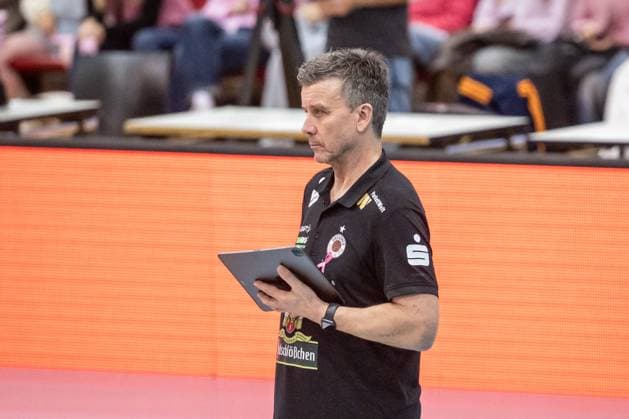 Alexander Waibl Coach Dresdner SC critical view GER, Allianz MTV Stuttgart Dresdner SC, Volleyball Bundesliga, VBL, 2025 2026 season, 29 10 2025 GER, Allianz MTV Stuttgart Dresdner SC, Volleyball Bundesliga, VBL, 2025 2026 season, 29 10 2025 Stuttgart Copyright: xSandyxDinkelackerx EP_SDR