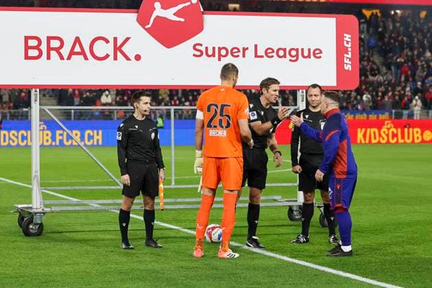 Yanick Brecher FC Zurich, 25 and Xherdan Shaqiri FC Basel, 10 at the place selection , Switzerland, Football, Super League, 11 Matchday, 2025 2026, FC Basel 1893 vs FC Zurich, 29 10 2025, Sankt Jakob Park, Basel, Switzerland Basel Sankt Jakob Park Canton Basel City Switzerland Copyright: xGrantxHubbsx