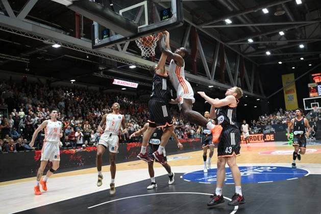 Tyron Brewer NINERS Chemnitz center, Christopher Ledlum ratiopharm ulm left and Mark Smith ratiopharm ulm right GER, NINERS Chemnitz vs ratiopharm ulm, Basketball, BKT EuroCup, Matchday 5, Season 2025 2026, 29 10 2025 GER, NINERS Chemnitz vs ratiopharm ulm, Basketball, BKT EuroCup, Matchday 5, Season 2025 2026, 29 10 2025 Chemnitz Copyright: xEibner-Pressefoto BertxHarzerx EP_BHR