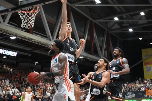 Diego Garavaglia ratiopharm ulm center, Corey Davis Jr NINERS Chemnitz left and Mark Smith ratiopharm ulm right GER, NINERS Chemnitz vs ratiopharm ulm, Basketball, BKT EuroCup, Matchday 5, Season 2025 2026, 29 10 2025 GER, NINERS Chemnitz vs ratiopharm ulm, Basketball, BKT EuroCup, Matchday 5, Season 2025 2026, 29 10 2025 Chemnitz Copyright: xEibner-Pressefoto BertxHarzerx EP_BHR