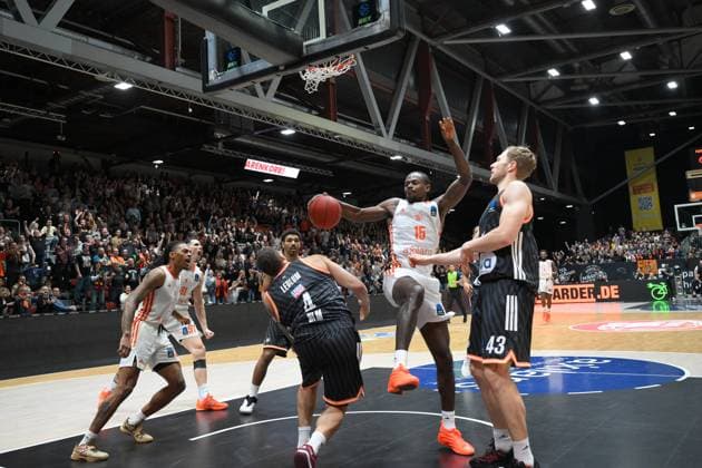 Tyron Brewer NINERS Chemnitz center, Christopher Ledlum ratiopharm ulm left and Mark Smith ratiopharm ulm right GER, NINERS Chemnitz vs ratiopharm ulm, Basketball, BKT EuroCup, Matchday 5, Season 2025 2026, 29 10 2025 GER, NINERS Chemnitz vs ratiopharm ulm, Basketball, BKT EuroCup, Matchday 5, Season 2025 2026, 29 10 2025 Chemnitz Copyright: xEibner-Pressefoto BertxHarzerx EP_BHR