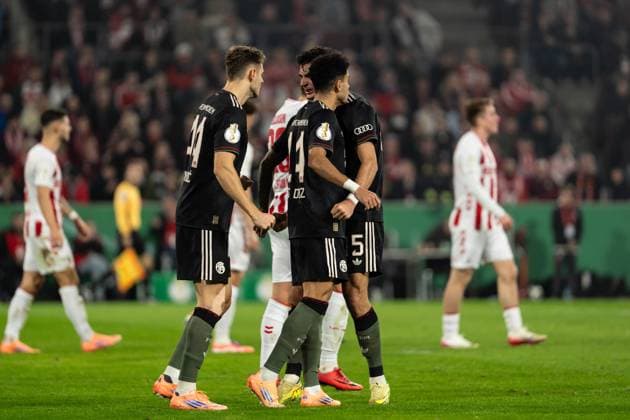 GER, DFB Pokal 2 Runde, 1 FC Köln vs FC Bayern München Muenchen 29 10 2025, RheinEnergieSTADION, Köln, GER, DFB Pokal 2 Runde, 1 FC Köln vs FC Bayern München Muenchen im Bild Tor, Torjubel zum 1 1 durch Luis Diaz Luis Diaz FC Bayern München Muenchen, 14 Josip StaniÅ¡ić Stanisic FC Bayern München Muenchen, 44 Aleksandar Pavlović Pavlovic FC Bayern München Muenchen, 45 nordphotoxGmbHxx xChristianxSchulze nph000300