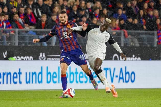 Adrian Leon Barisic FC Basel, 26 and Philippe Keny FC Zurich, 19 in a running duel , Switzerland, Soccer, Super League, Matchday 11, 2025 2026, FC Basel 1893 vs FC Zurich, 29 10 2025, Sankt Jakob Park, Basel, Switzerland Basel Sankt Jakob Park Canton Basel City Switzerland Copyright: xGrantxHubbsx