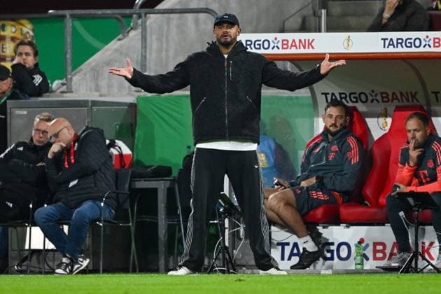 Vincent Kompany FC Bayern Munich, Coach gesticulates, GER, 1 FC Köln vs FC Bayern Munich, Football, DFB Pokal, 2nd round, 2025 2026 season, 29 10 2025 DFB regulations prohibit any use of photographs as image sequences and or quasi video GER, 1 FC Köln vs FC Bayern Munich, Football, DFB Pokal, 2nd round, 2025 2026 season, 29 10 2025 Cologne Copyright: xEibner-Pressefoto FlorianxWiegandx EP_FWD