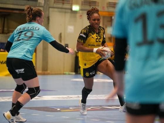 Deborah Lassource Borussia Dortmund, 22 in attack against Luca Farago Thueringer HC, 19 Borussia Dortmund vs Thueringer HC, Handball, 1 Bundesliga Women, Matchday 7, Season 2025 2026, 29 10 2025 Borussia Dortmund vs Thueringer HC, Handball, 1 Bundesliga Women, Matchday 7, Season 2025 2026, 29 10 2025 Dortmund Copyright: xEibner-Pressefoto DamianxKruczynx EP_DKI