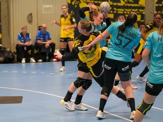 Emma Olsson Borussia Dortmund, 29 At the goal throw against Josefine Hanfland Thueringer HC, 57 Borussia Dortmund vs Thueringer HC, Handball, 1 Bundesliga Women, Matchday 7, Season 2025 2026, 29 10 2025 Borussia Dortmund vs Thueringer HC, Handball, 1 Bundesliga Women, Matchday 7, Season 2025 2026, 29 10 2025 Dortmund Copyright: xEibner-Pressefoto DamianxKruczynx EP_DKI