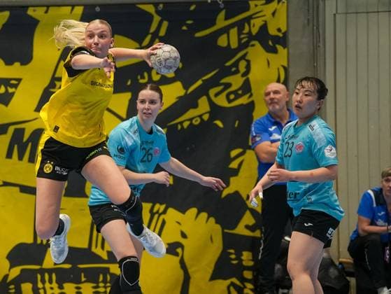 Maraike Kusian Borussia Dortmund, 08 At the goal throw In the background Natsuki Aizawa Thueringer HC, 23 Borussia Dortmund vs Thueringer HC, Handball, 1 Bundesliga Women, Matchday 7, Season 2025 2026, 29 10 2025 Borussia Dortmund vs Thueringer HC, Handball, 1 Bundesliga Women, Matchday 7, Season 2025 2026, 29 10 2025 Dortmund Copyright: xEibner-Pressefoto DamianxKruczynx EP_DKI