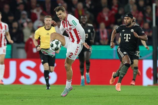 GER, DFB Pokal, 2 Runde, 1 FC Koeln vs FC Bayern Muenchen 29 10 2025, Rheinenergiestadion, , Koeln, GER, DFB Pokal, 2 Runde, 1 FC Koeln vs FC Bayern Muenchen, im Bild Joà l Schmied FC Koeln 2 , jumps to the ball nordphotoxGmbHx xMeuter nph00351