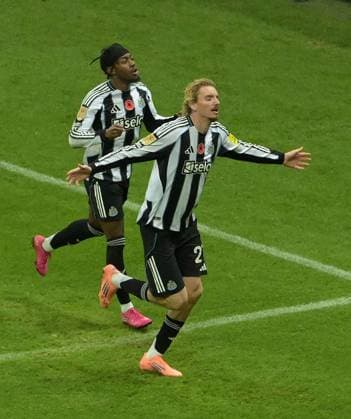 Nick Woltemade of Newcastle United scores the second goal 2-0 past Goalkeeper Antonin Kinsky of Tottenham Hotspur and celebrates Newcastle United v Tottenham Hotspur, EFL Carabao Cup, Fourth Round, Football, St James Park, Newcastle, UK - 29 Oct 2025Newcastle St James Park United Kingdom EDITORIAL USE ONLY No use with unauthorised audio, video, data, fixture lists, club league logos or live services. Online in-match use limited to 120 images, no video emulation. No use in betting, games or single club league player publications. Copyright: xGreigxCowie Shutterstockx 15627854bg