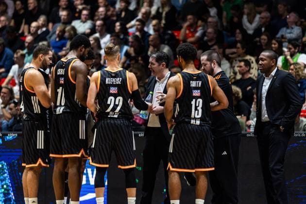 GER, BKT EuroCup, Season 2025 2026, Niners Chemnitz Ratiopharm Ulm 29 10 2025, Messe, Chemnitz, GER, BKT EuroCup, Season 2025 2026, Niners Chemnitz Ratiopharm Ulm Ty Harrelson Head Coach , Ratiopharm Ulm talks to his players Photo Alexander Trienitz Chemnitz Messe Sachsen Germany