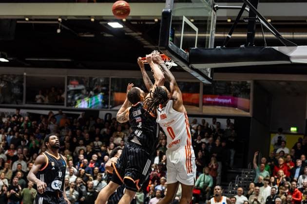 GER, BKT EuroCup, Season 2025 2026, Niners Chemnitz Ratiopharm Ulm 29 10 2025, Fair, Chemnitz, GER, BKT EuroCup, Season 2025 2026, Niners Chemnitz Ratiopharm Ulm Christopher Ledlum Ratiopharm Ulm, 4 , Kevin Yebo Niners Chemnitz, 0 Photo Alexander Trienitz Chemnitz Fair Saxony Germany