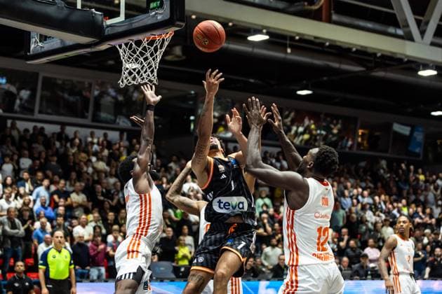 GER, BKT EuroCup, Season 2025 2026, Niners Chemnitz Ratiopharm Ulm 29 10 2025, Fair, Chemnitz, GER, BKT EuroCup, Season 2025 2026, Niners Chemnitz Ratiopharm Ulm Len Schoormann Ratiopharm Ulm, 1 , Amadou Sow Niners Chemnitz, 12 Photo Alexander Trienitz Chemnitz Fair Saxony Germany