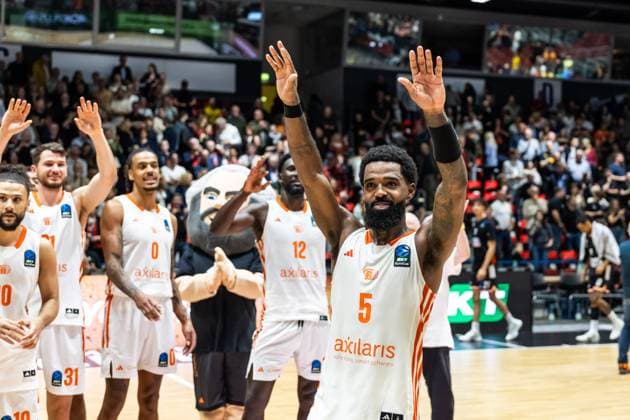 GER, BKT EuroCup, Season 2025 2026, Niners Chemnitz Ratiopharm Ulm 29 10 2025, Fair, Chemnitz, GER, BKT EuroCup, Season 2025 2026, Niners Chemnitz Ratiopharm Ulm Corey Davis Jr Niners Chemnitz, 5 cheers Photo Alexander Trienitz Chemnitz Fair Saxony Germany