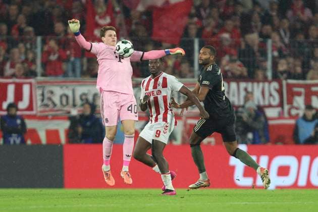 Torwart Jonas Urbig (FC Bayern München) in Aktion, am Ball, Einzelaktion waehrend des DFB-Pokal Spiels 1.FC Köln v FC Bayern München, RheinEnergieStadion am 29. October 2025 in Köln, Deutschland. (Foto von Oliver Kaelke DeFodi Images) +++ Torwart Jonas Urbig (FC Bayern München) controls the ball during the DFB-Pokal match between 1.FC Köln v FC Bayern München at RheinEnergieStadion on October 29, 2025 in Cologne, Germany. (Photo by Oliver Kaelke DeFodi Images) (Photo by Oliver Kaelke DeFodi Images) Goalkeeper Jonas Urbig FC Bayern Munich in action, on the ball, single action during the DFB Pokal match 1 FC Köln v FC Bayern München, RheinEnergieStadion on October 29, 2025 in Cologne, Germany Photo by Oliver Kaelke DeFodi Images Goalkeeper Jonas Urbig FC Bayern München controls the ball during the DFB Pokal match between 1 FC Köln v FC Bayern München at RheinEnergieStadion on October 29, 2025 in Cologne, Germany Photo by Oliver Kaelke DeFodi Images Photo by Oliver Kaelke DeFodi Images