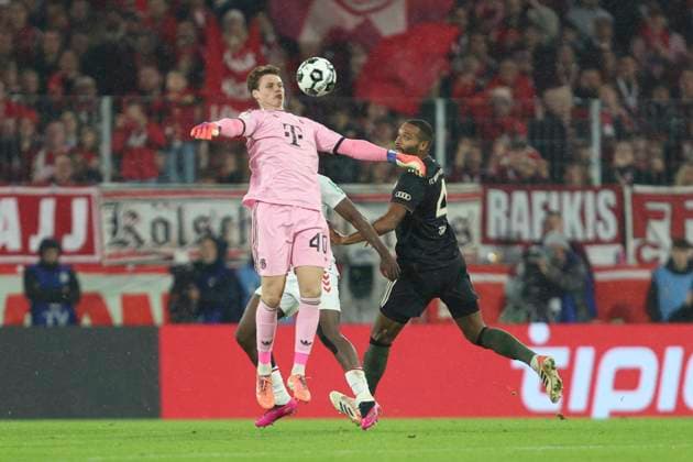 Torwart Jonas Urbig (FC Bayern München) in Aktion, am Ball, Einzelaktion waehrend des DFB-Pokal Spiels 1.FC Köln v FC Bayern München, RheinEnergieStadion am 29. October 2025 in Köln, Deutschland. (Foto von Oliver Kaelke DeFodi Images) +++ Torwart Jonas Urbig (FC Bayern München) controls the ball during the DFB-Pokal match between 1.FC Köln v FC Bayern München at RheinEnergieStadion on October 29, 2025 in Cologne, Germany. (Photo by Oliver Kaelke DeFodi Images) (Photo by Oliver Kaelke DeFodi Images) Goalkeeper Jonas Urbig FC Bayern Munich in action, on the ball, single action during the DFB Pokal match 1 FC Köln v FC Bayern München, RheinEnergieStadion on October 29, 2025 in Cologne, Germany Photo by Oliver Kaelke DeFodi Images Goalkeeper Jonas Urbig FC Bayern München controls the ball during the DFB Pokal match between 1 FC Köln v FC Bayern München at RheinEnergieStadion on October 29, 2025 in Cologne, Germany Photo by Oliver Kaelke DeFodi Images Photo by Oliver Kaelke DeFodi Images