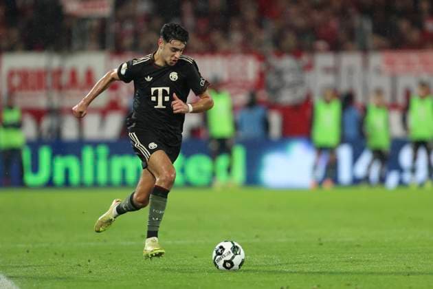 Aleksander Pavlovic (FC Bayern München) in Aktion, am Ball, Einzelaktion waehrend des DFB-Pokal Spiels 1.FC Köln v FC Bayern München, RheinEnergieStadion am 29. October 2025 in Köln, Deutschland. (Foto von Oliver Kaelke DeFodi Images) +++ Aleksander Pavlovic (FC Bayern München) controls the ball during the DFB-Pokal match between 1.FC Köln v FC Bayern München at RheinEnergieStadion on October 29, 2025 in Cologne, Germany. (Photo by Oliver Kaelke DeFodi Images) (Photo by Oliver Kaelke DeFodi Images) Aleksander Pavlovic FC Bayern Munich in action, on the ball, single action during the DFB Pokal match 1 FC Köln v FC Bayern München, RheinEnergieStadion on October 29, 2025 in Cologne, Germany Photo by Oliver Kaelke DeFodi Images Aleksander Pavlovic FC Bayern München controls the ball during the DFB Pokal match between 1 FC Köln v FC Bayern München at RheinEnergieStadion on October 29, 2025 in Cologne, Germany Photo by Oliver Kaelke DeFodi Images Photo by Oliver Kaelke DeFodi Images