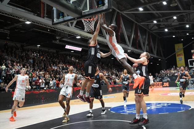 Tyron Brewer NINERS Chemnitz center, Christopher Ledlum ratiopharm ulm left and Mark Smith ratiopharm ulm right GER, NINERS Chemnitz vs ratiopharm ulm, Basketball, BKT EuroCup, Matchday 5, Season 2025 2026, 29 10 2025 GER, NINERS Chemnitz vs ratiopharm ulm, Basketball, BKT EuroCup, Matchday 5, Season 2025 2026, 29 10 2025 Chemnitz Copyright: xEibner-Pressefoto BertxHarzerx EP_BHR